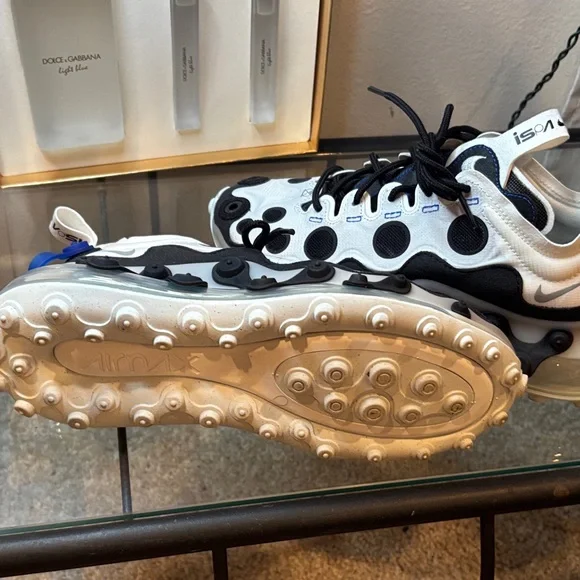 Nike White and Black Athletic Shoes like new - Picture 9 of 15